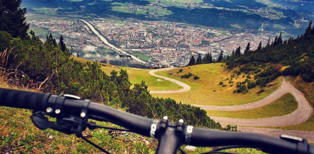 Mountain Bike auf Nordkette mit Blick auf Innsbruck